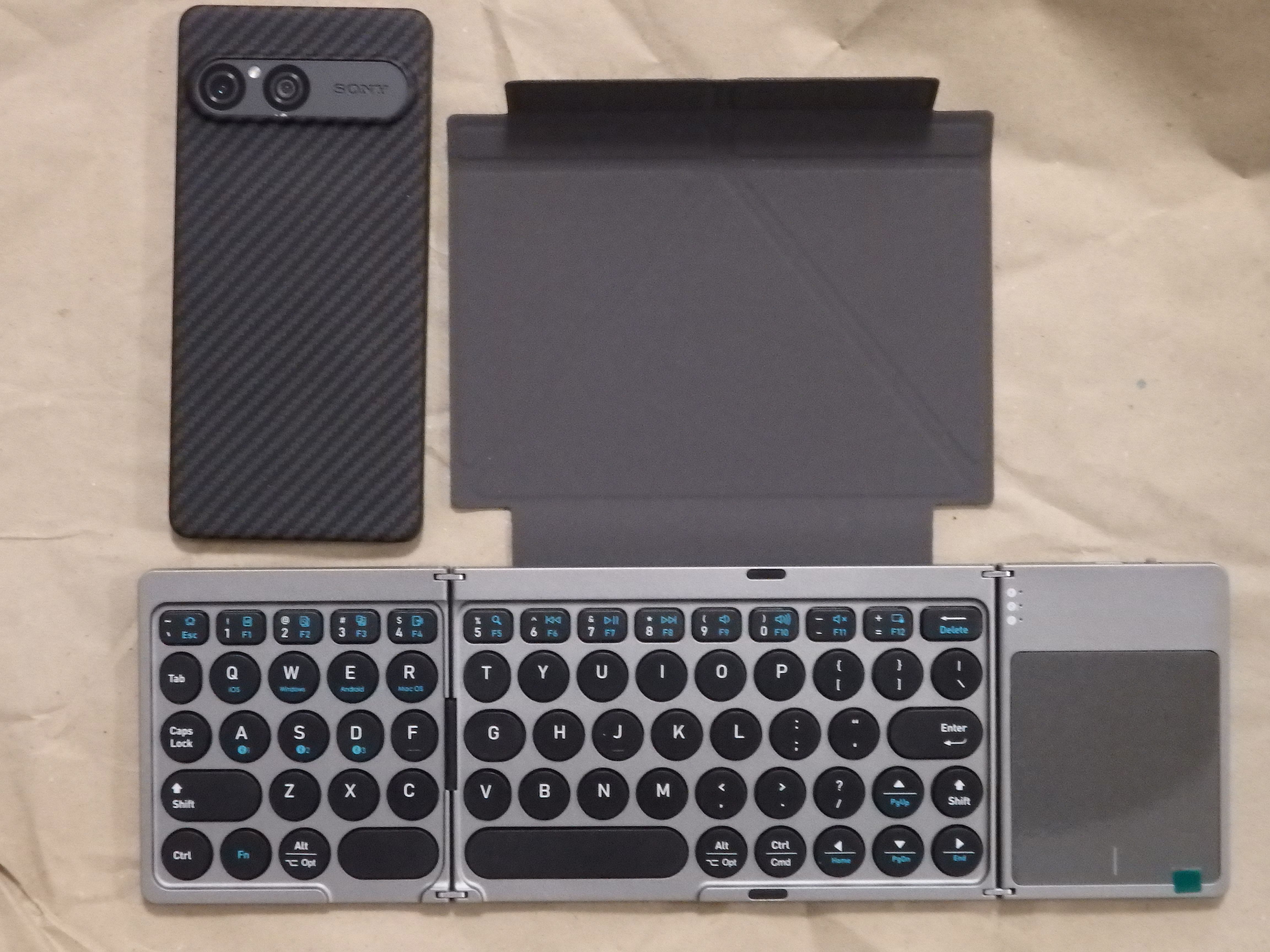 KF86 MAXとXperia 10 VII（開いた状態）