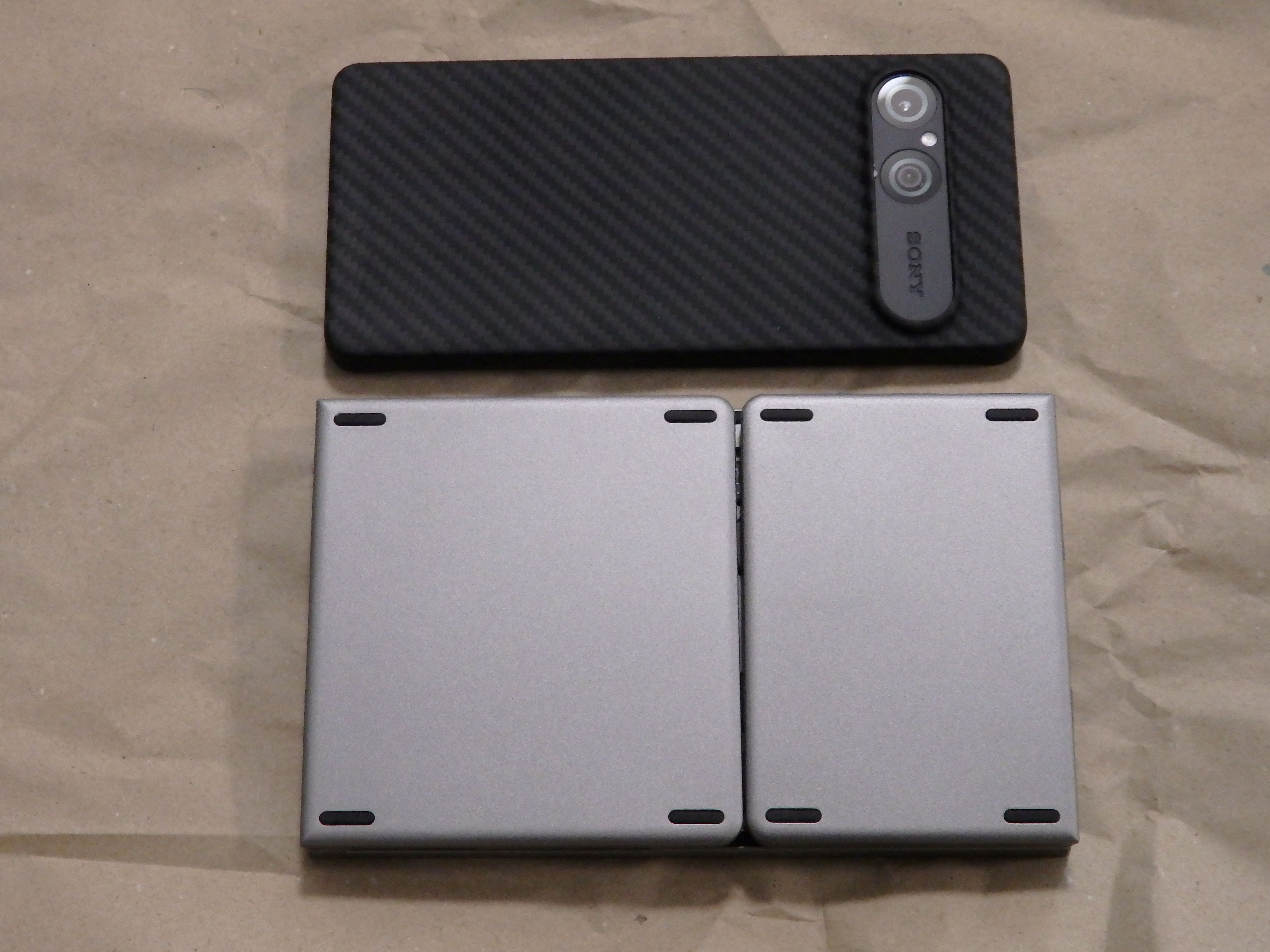 KF86 MAXとXperia 10 VII（閉じた状態）