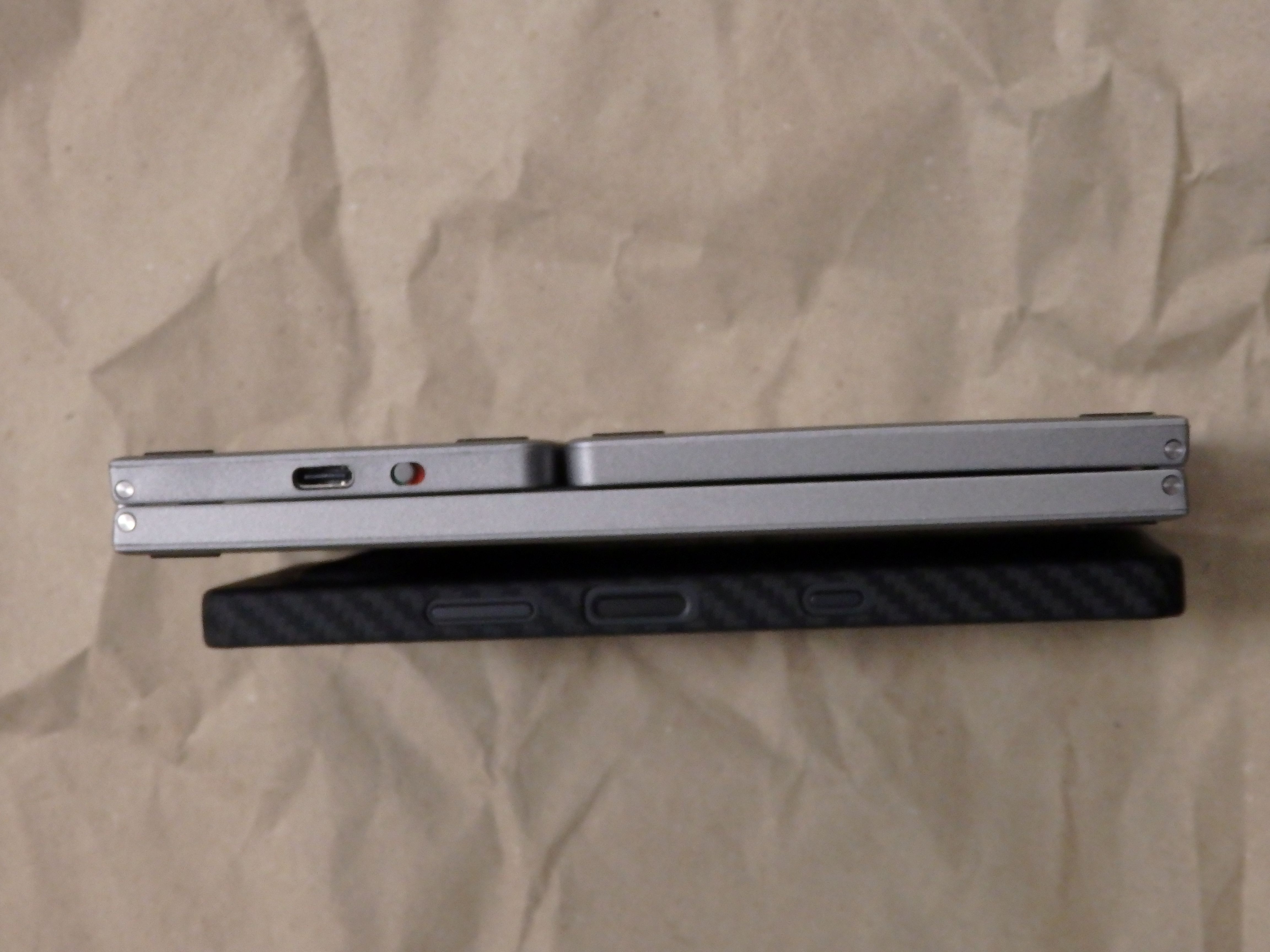 KF86 MAXとXperia 10 VII（厚み）